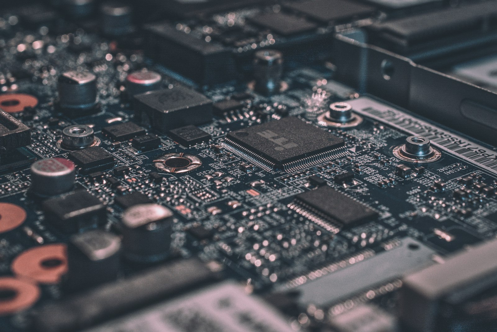 Hardware-Komponenten auf einer Platine