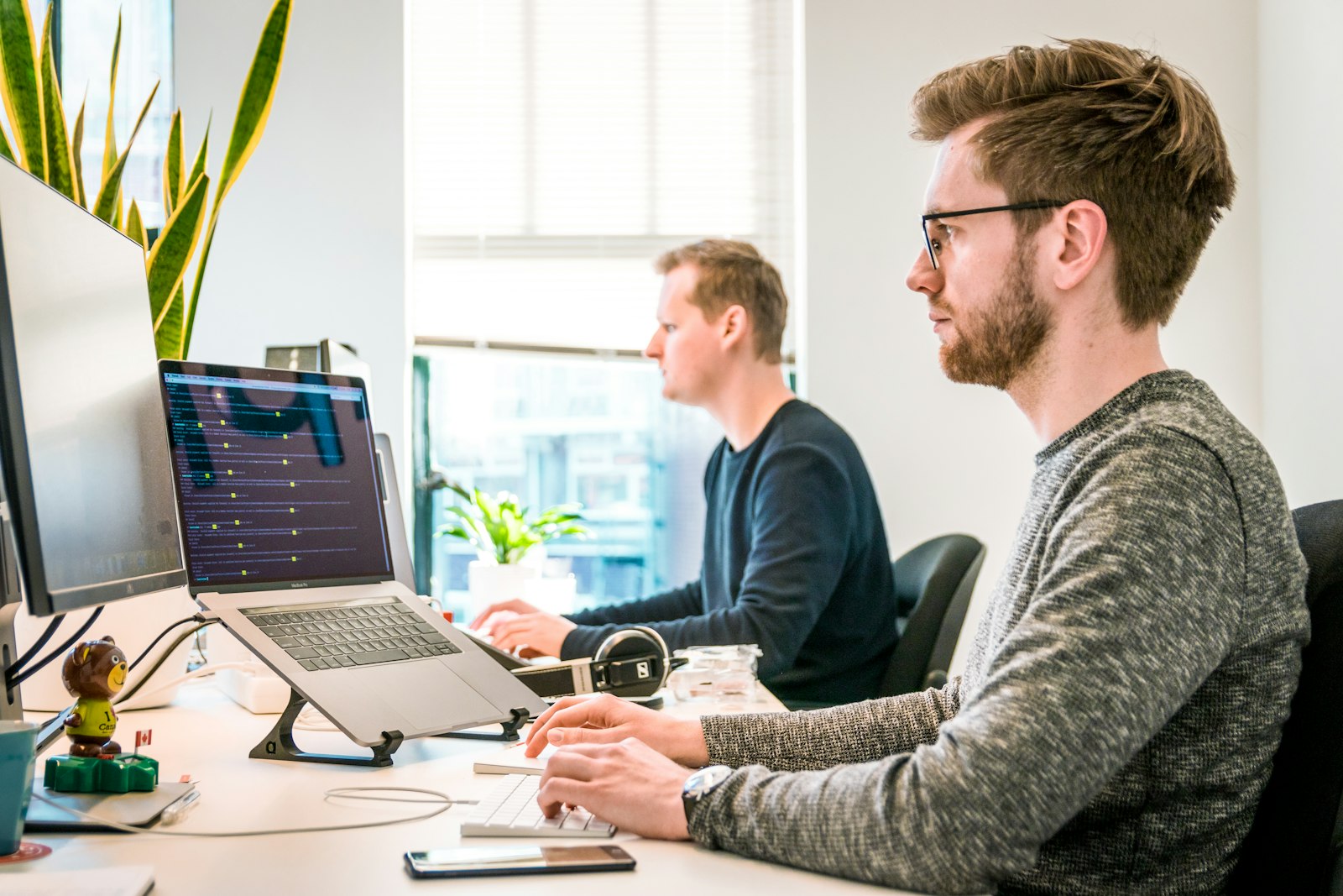 Technisches Team an Arbeitsplätzen